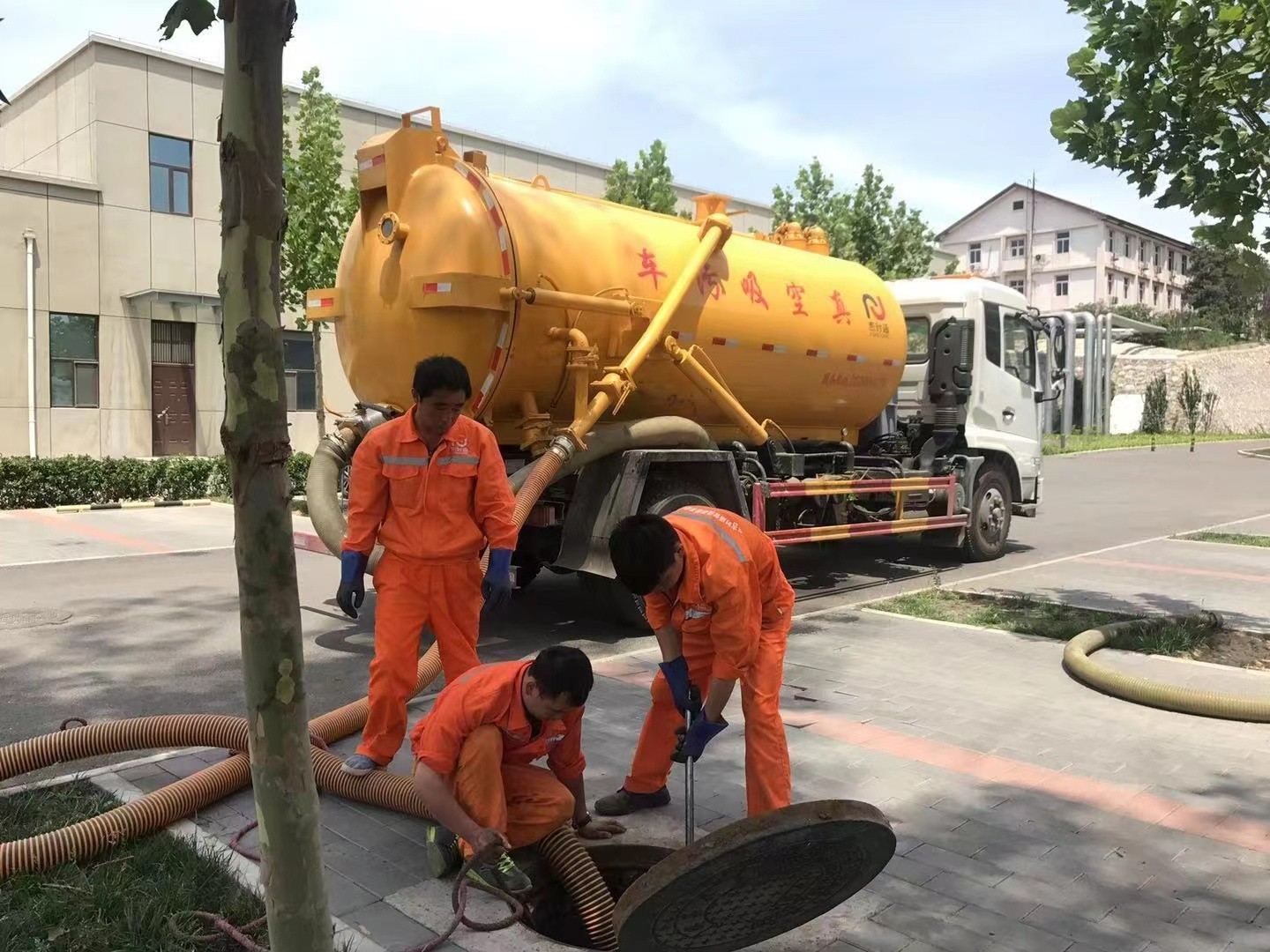 福建管道疏通车停在窨井附近